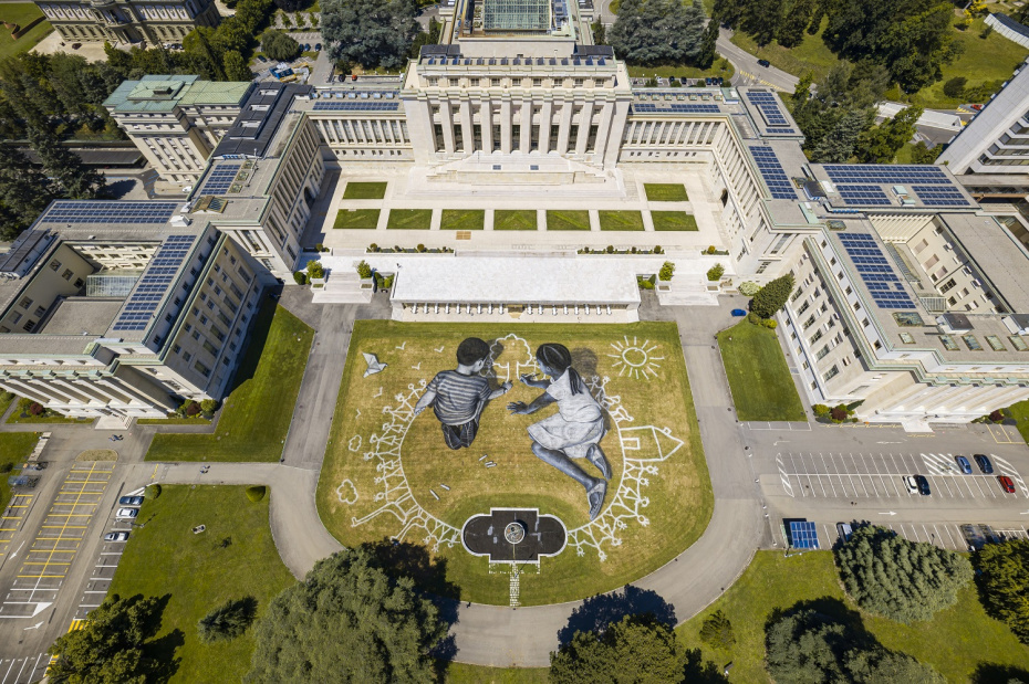 Creating a work of art with plaster on the occasion of the anniversary of the founding of the United Nations